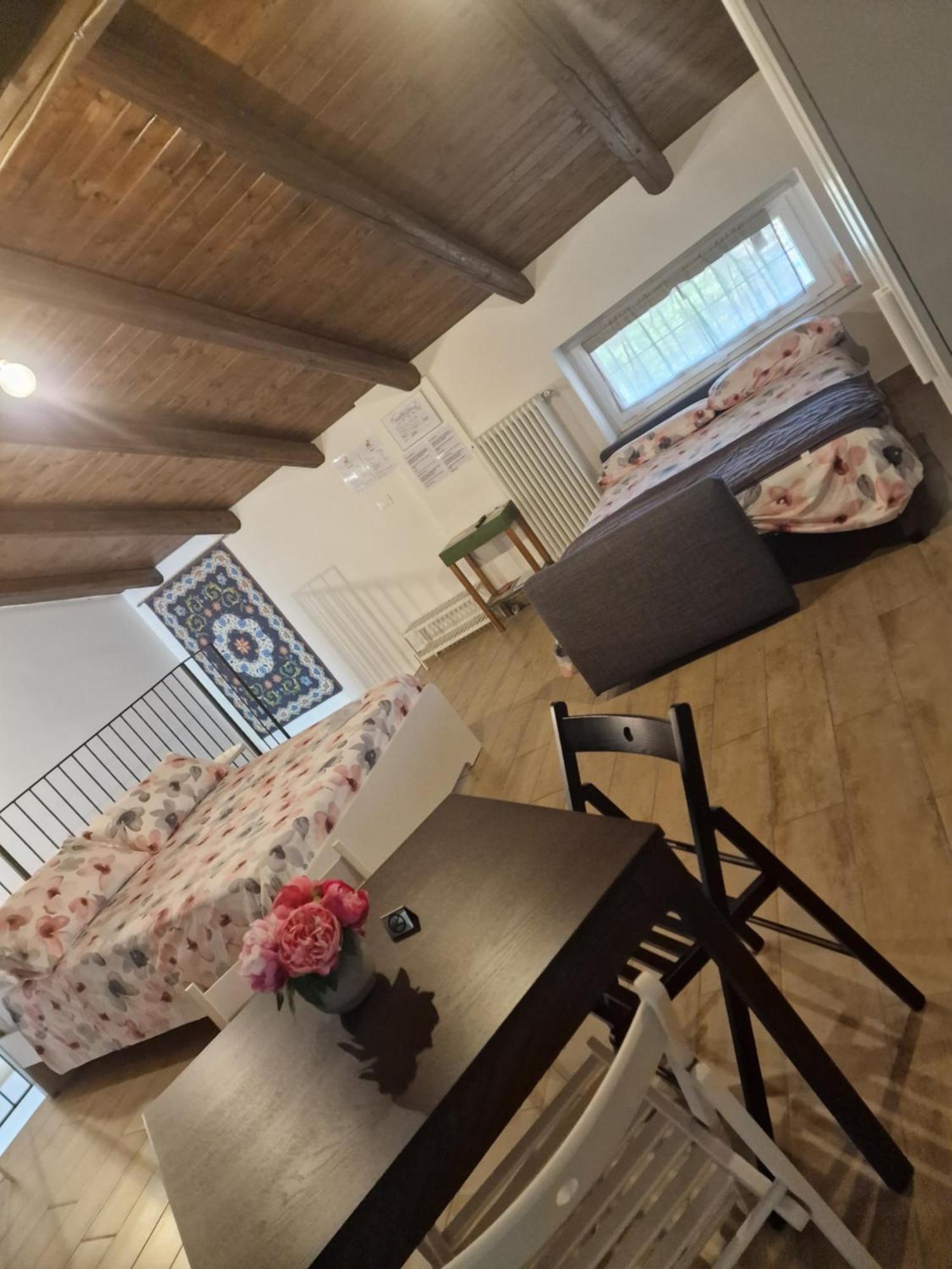 La Tana Dei Corgi Bed & Breakfast Moncrivello Exterior photo